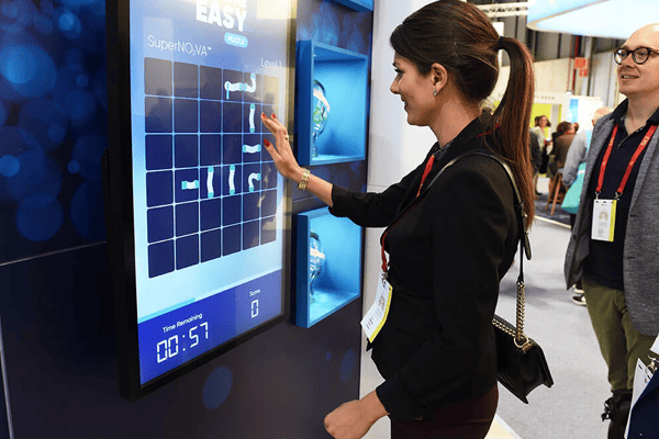 Engaging Exhibition Stands by AFJ Exhibitions Featuring Gamification, Novelty Acts, and Advanced Technology Across UAE, KSA, Bahrain, Oman, and Qatar